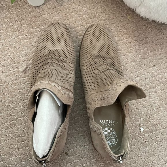 Vince Camuto Perforated Ankle Booties Size 9 US womens genuine leather heel - Picture 2 of 7